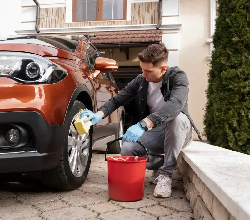Lavage auto à domicile Beaucamps-le-Vieux : professionnel intervenant sur un véhicule